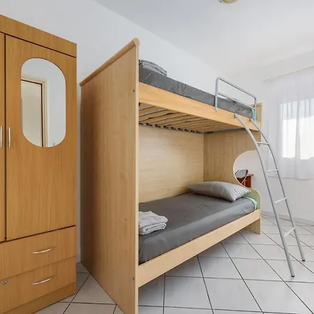 Lucrezia House With בית הארחה