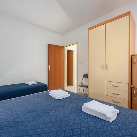 Lucrezia House With בית הארחה 3*